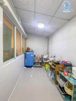 *****ทาวน์เฮ้าส์มือสองย่านกรุงเทพมหานคร ม.แฮปปี้วิลล์ เทิดราชัน-ดอนเมือง เนื้อที่ 17.9 ตร.ว. ฟังก์ชัน 3 ห้องนอน 2 ห้องน้ำ 2 ที่จอดรถ แถมฟรี! 2 เครื่องปรับอากาศ 1 เครื่องทำน้ำอุ่น บนทำเลเชื่อมต่อทั้งถ.วิภาวดี, ถ.สรงประภา, ถ.ศรีสมาน ใกล้สนามบินดอนเมือง รถไฟฟ้าสายสีแดง "สถานีดอนเมือง" และทางด่วน "ศรีสมาน"